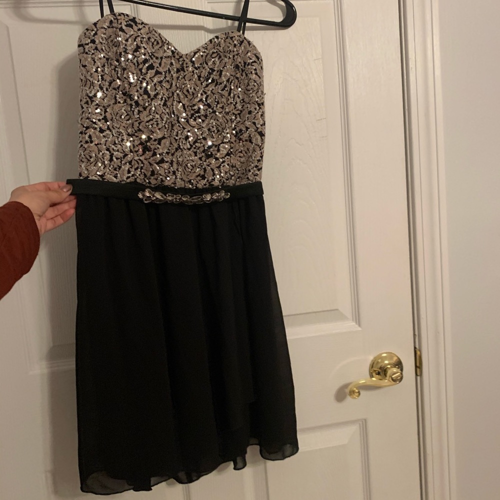 dress bought at Dillard’s. only worn once🖤